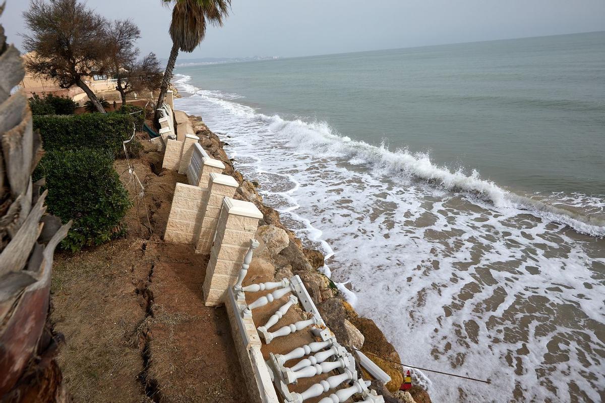 Zona dañada por el oleaje en la playa de Tavernes de la Valldigna.