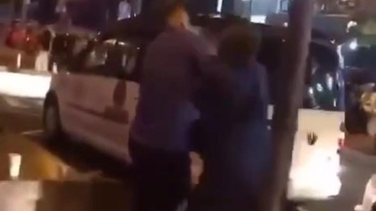 Pelea entre dos taxistas en una parada de Arona, en el sur de Tenerife.