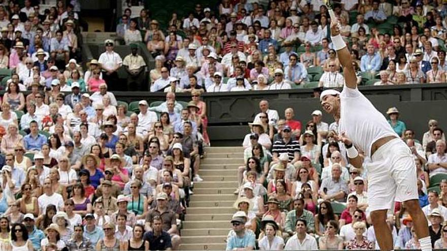 Nadal realiza ayer un saque durante su partido.