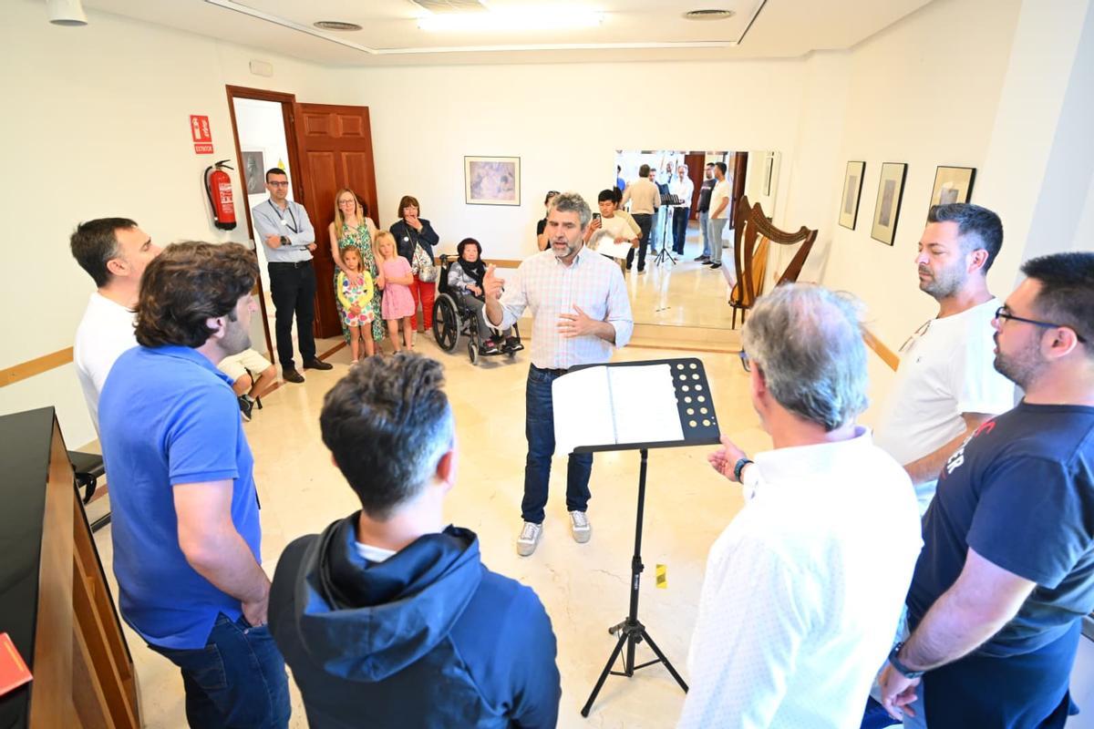 Cantores del Misteri exponiendo su sesión de ensayo al público.