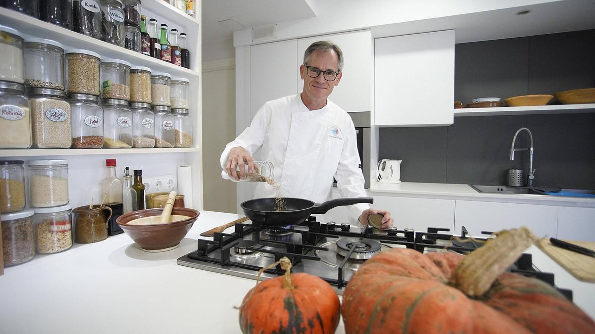 Matthias Hespe a l'Espai Cuinar Sa, on imparteix tallers de cuina macrobiòtica.
