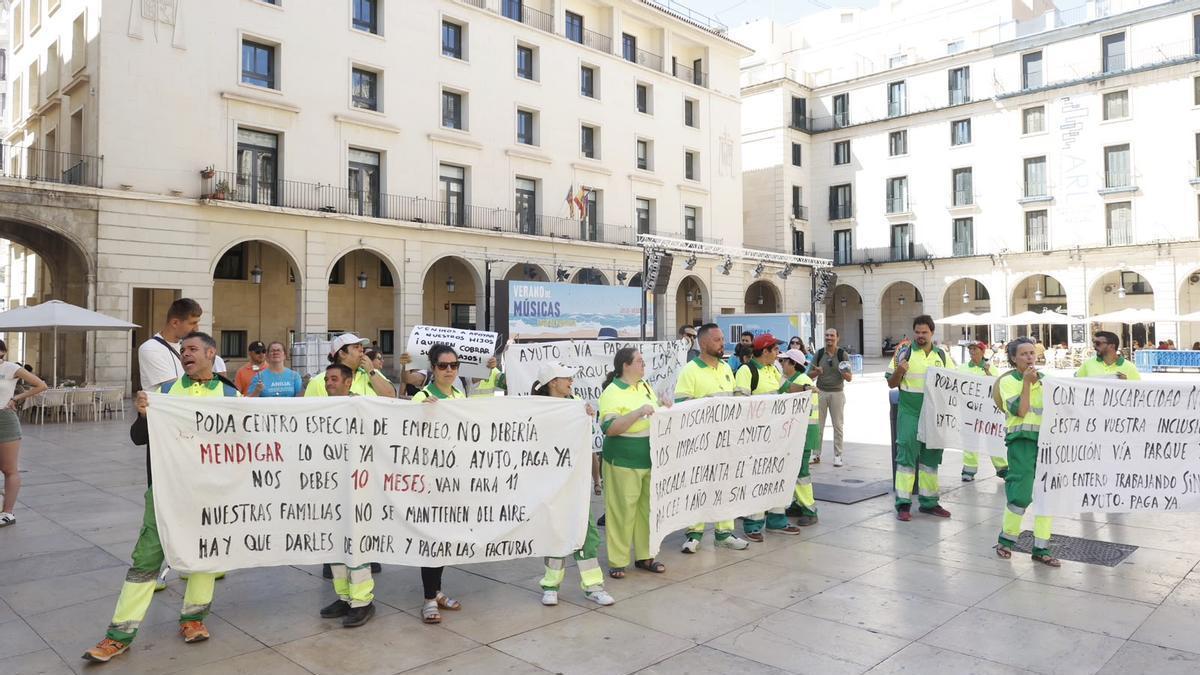 Trabajadores con discapacidad protestan este martes frente al Ayuntamiento de Alicante por unos impagos que ascieden a 193.000 euros
