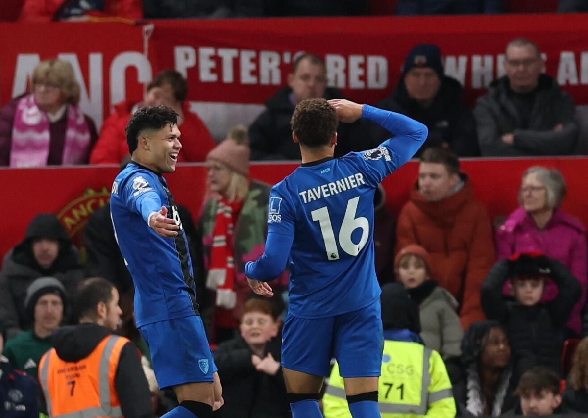 MANCHESTER (United Kingdom), 15/12/2025.- Marcus Tavernier (R) of Bournemouth celebrates scoring the 2-3 goal during the English Premier League match between Manchester United and AFC Bournemouth, in Manchester, Britain, 15 December 2025. (Reino Unido) EFE/EPA/ADAM VAUGHAN EDITORIAL USE ONLY. No use with unauthorized audio, video, data, fixture lists, club/league logos, 'live' services or NFTs. Online in-match use limited to 120 images, no video emulation. No use in betting, games or single club/league/player publications.