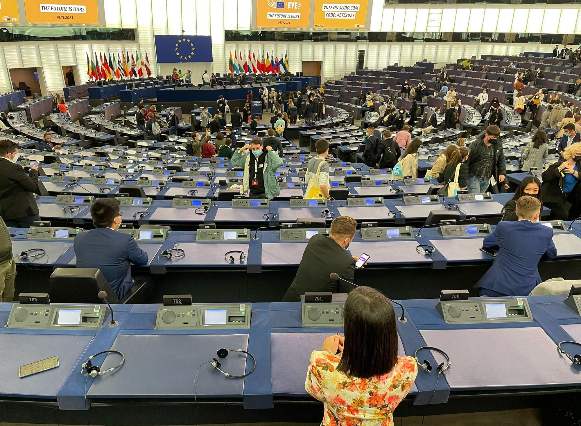 María Vázquez Limeres, de espaldas, en primera fila, durante una de las sesiones en el Parlamento Europeo.