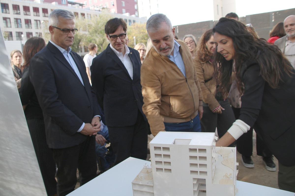 El president Illa y el alcalde Collboni, durante la visita de las obras de Ca l'Ordit