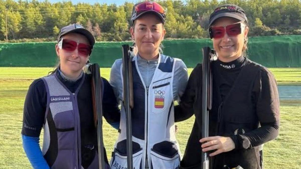 Mar Molné, Fátima Gálvez y Beatriz Martínez, tras ganar el oro en equipos femeninos.