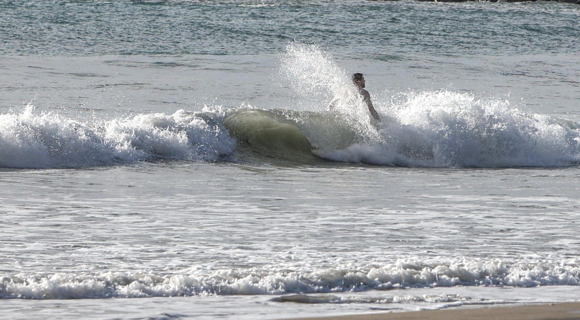 El temporal de Isaack golpea la playa del Postiguet de Alicante