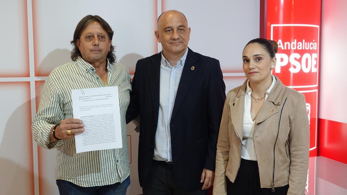 El portavoz socialista en Ronda, Francisco Cañestro, junto a los concejales del PSOE de Montejaque, Manolo Morales y Antonia López, en rueda de prensa.