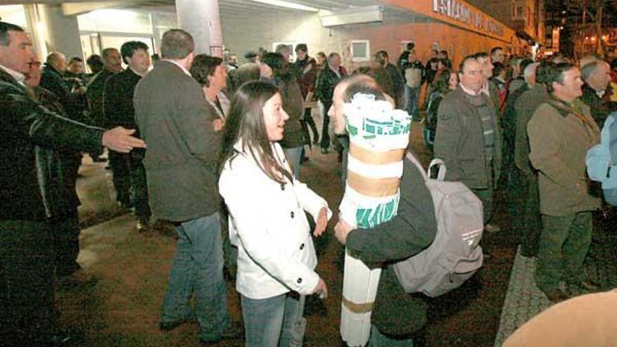 El grueso de la comitiva de la zona partió anoche de la estación de autobuses de Lalín.