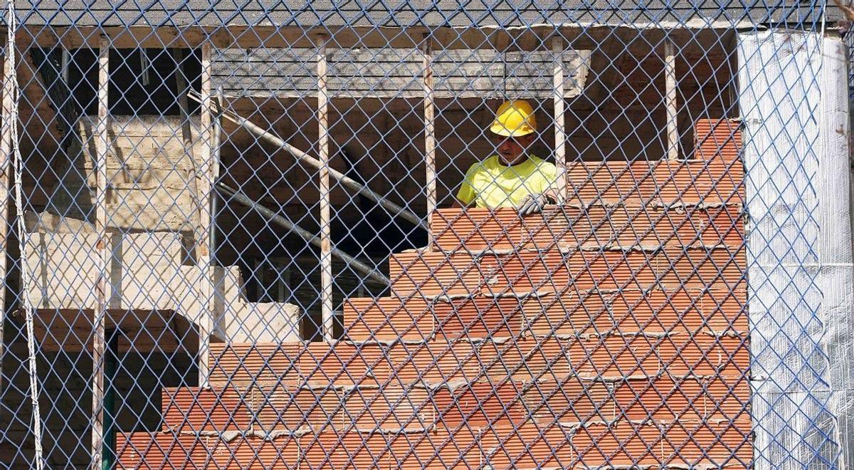 Un trabajador en una obra en la capital malagueña