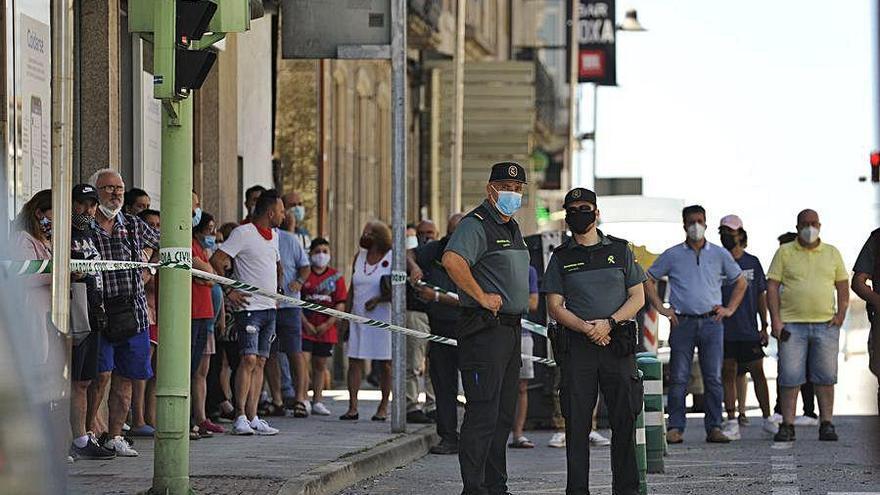 Expectación vecinal durante el siniestro.