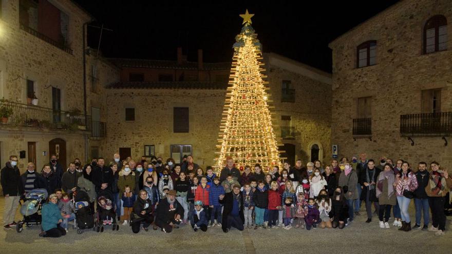 Capmany il·lumina els símbols del poble