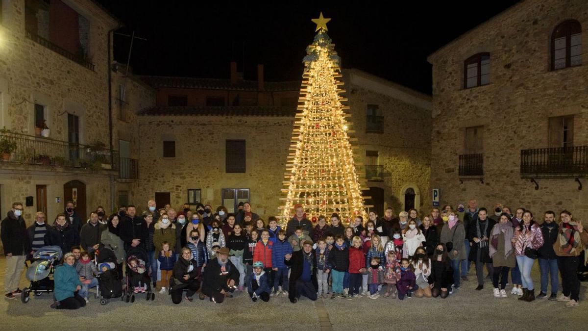 Els veïns de Capmany agrupats a la plaça Major