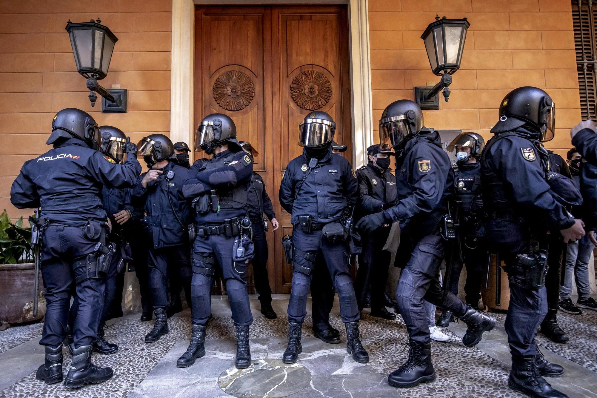 Un millar de restauradores cortan las Avenidas en su protesta ilegal por las restricciones