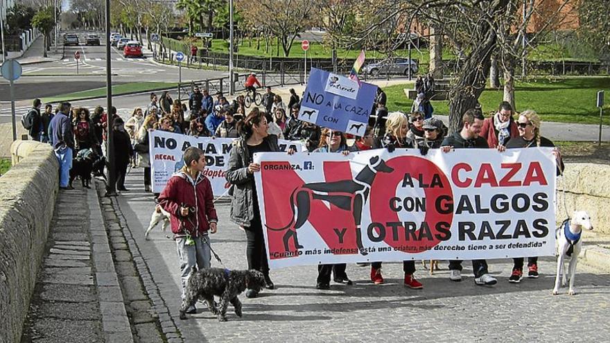 Unas 70 personas se manifiestan en contra de la caza con galgos