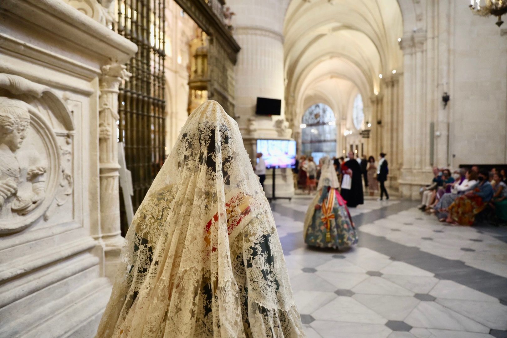 Carmen, Nerea y la corte en Burgos: Catedral, Bajada de Peñas y Ofrenda