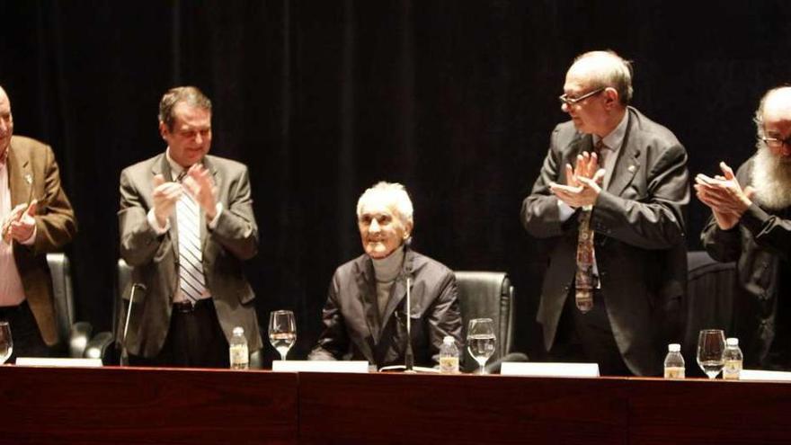 Méndez Ferrín, Abel Caballero, Carlos Oroza, Pere Gimferré y Nelson Villalobos en el homenaje al poeta durante la presentación de su obra &quot;Évame&quot;. // José Lores