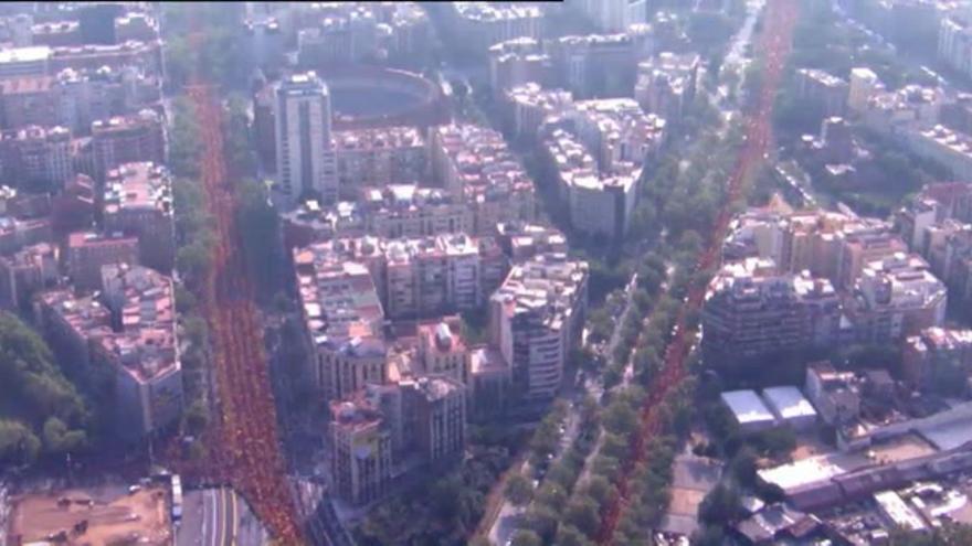 Imágenes aéreas de la gigantesca V de la Diada