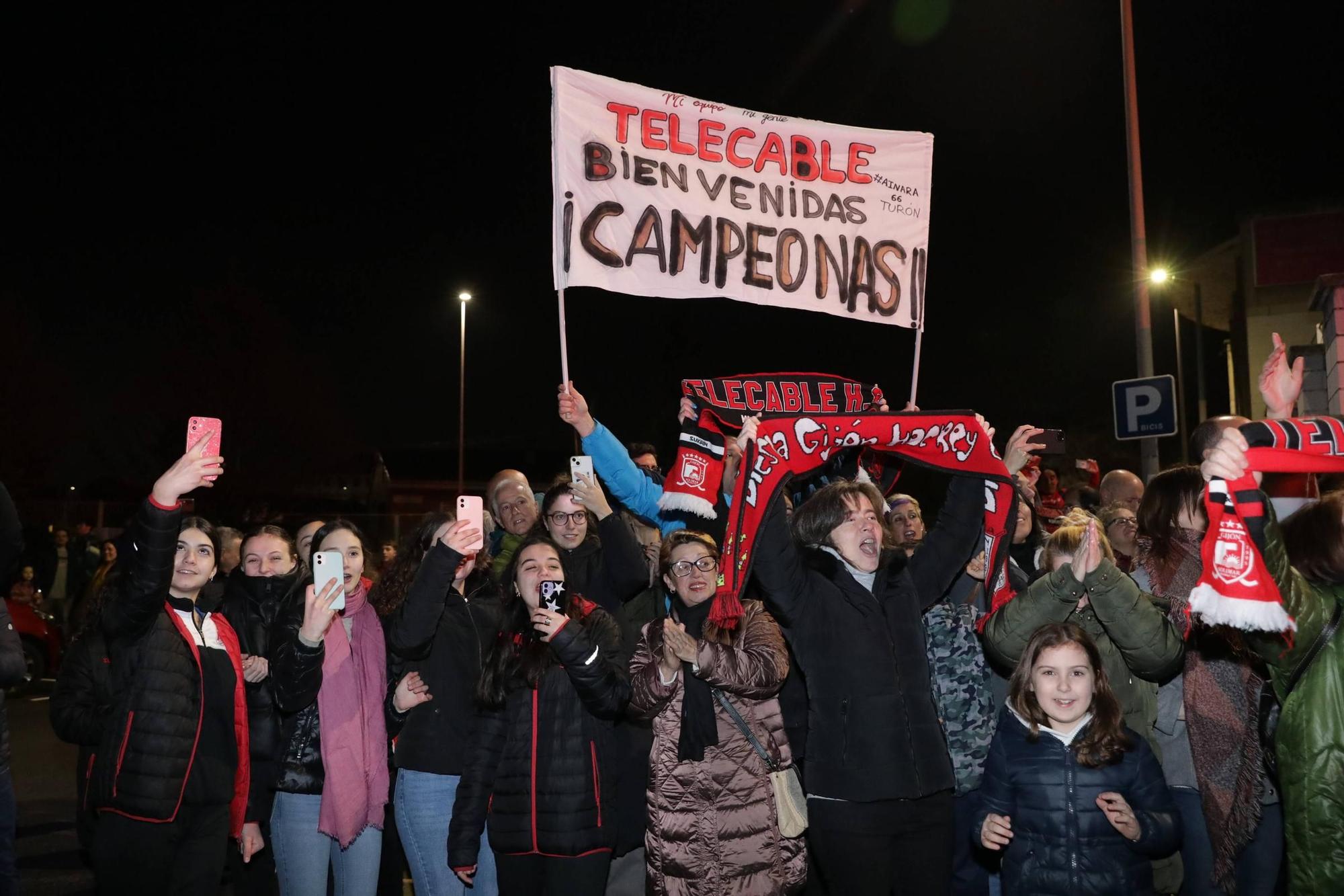 Así fue el multitudinario recibimiento en Gijón a las jugadoras del Telecable (en imágenes)