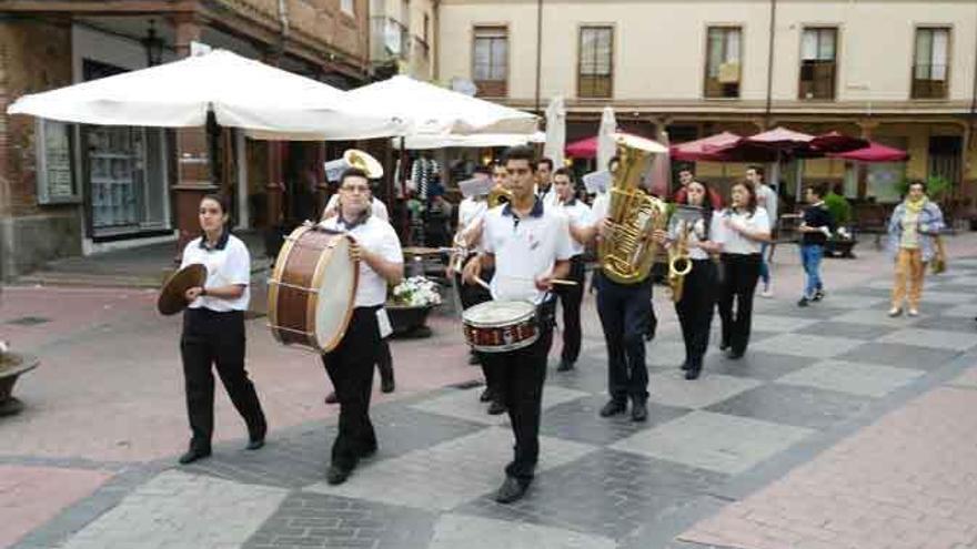 La Banda Maestro Lupi desfila por las calles con su música, ayer en el entorno de Santa María.