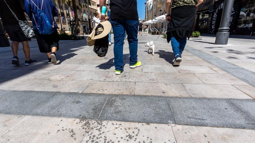 Suma y sigue: la cera &quot;decora&quot; la avenida de la Constitución en Alicante