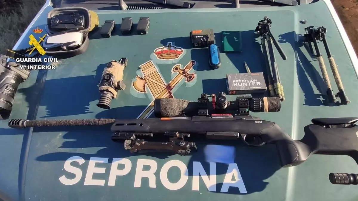 Rifle con mira telescópica, telémetro laser... y hasta un dron: el inagotable material incautado 'in fraganti' a un furtivo en la Sierra de la Culebra