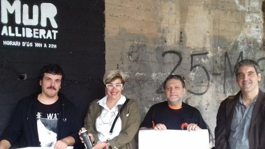 Marc López, Anna Crespo, Manel Acero i Eduard de Pobes davant el mur del carrer Aragó