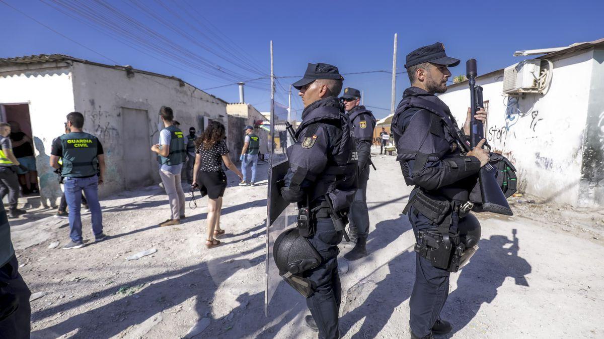 Varios policías, durante la redada en Son Banya el pasado 15 de julio.