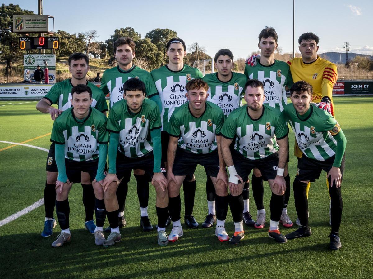 Onze de la Jonquera abans de jugar contra el Roses City B, equip que ha acabat segon.