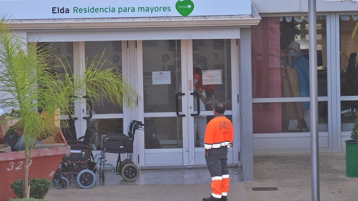 Una de las entradas de la residencia de Elda, donde aumenta el número de fallecidos.