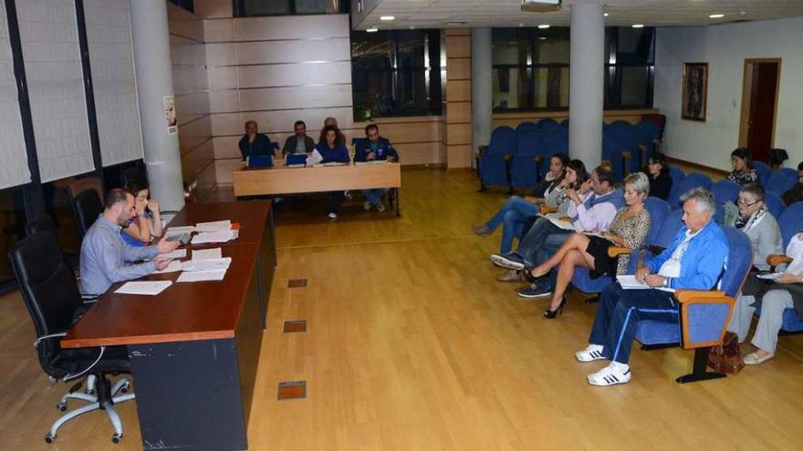 El concejal de Educación (izd.) en el consello escolar municipal de ayer. // Gonzalo Núñez