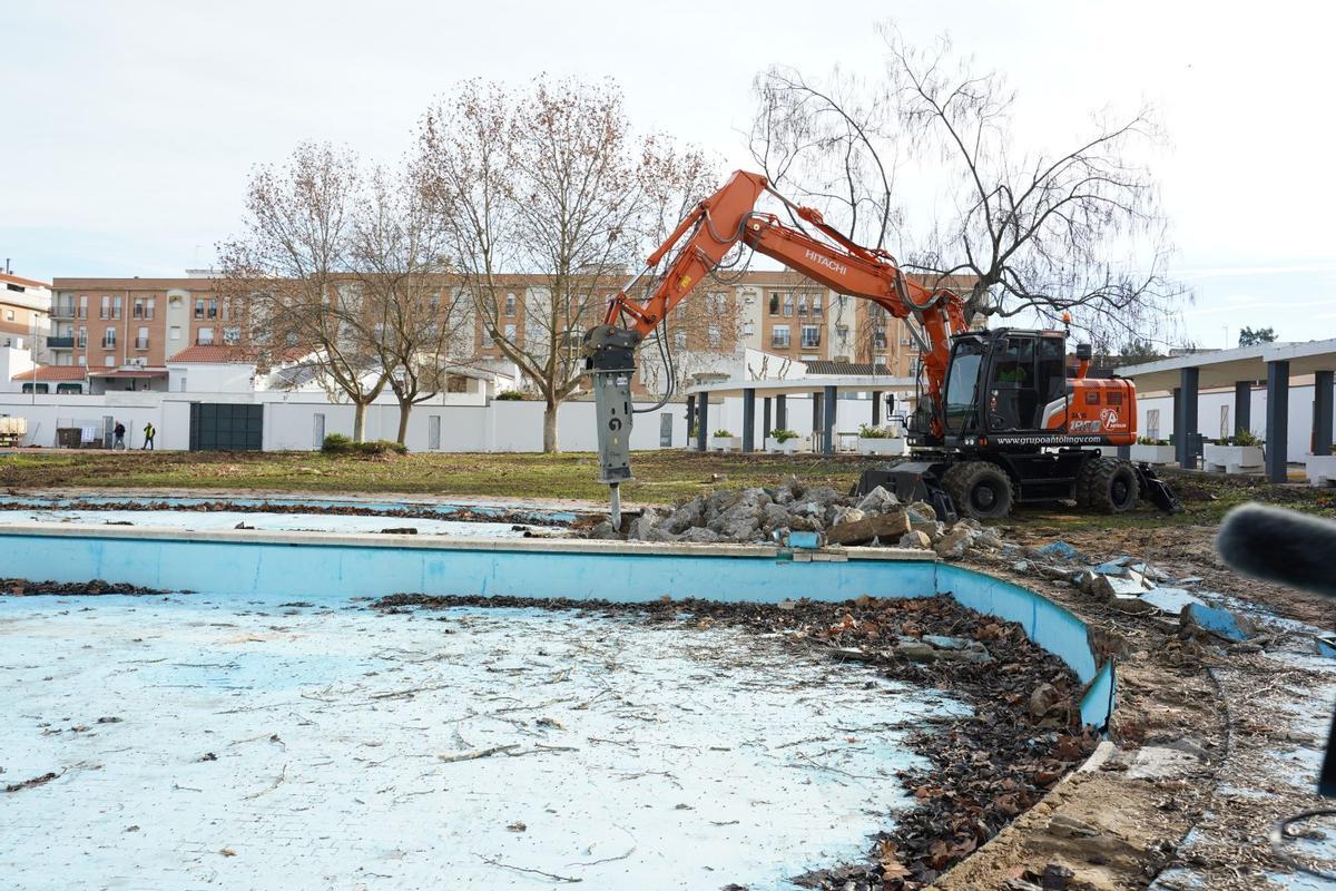 Inicio de las obras de remodelación de la piscina de verano de DonBenito.
