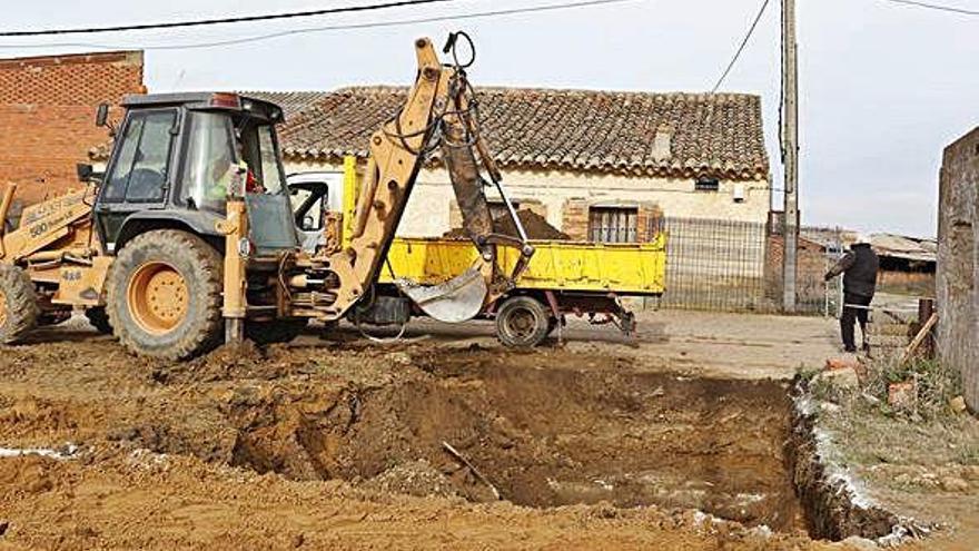 Una excavadora realiza los primeros trabajos de construcción de la potabilizadora en Villalpando.