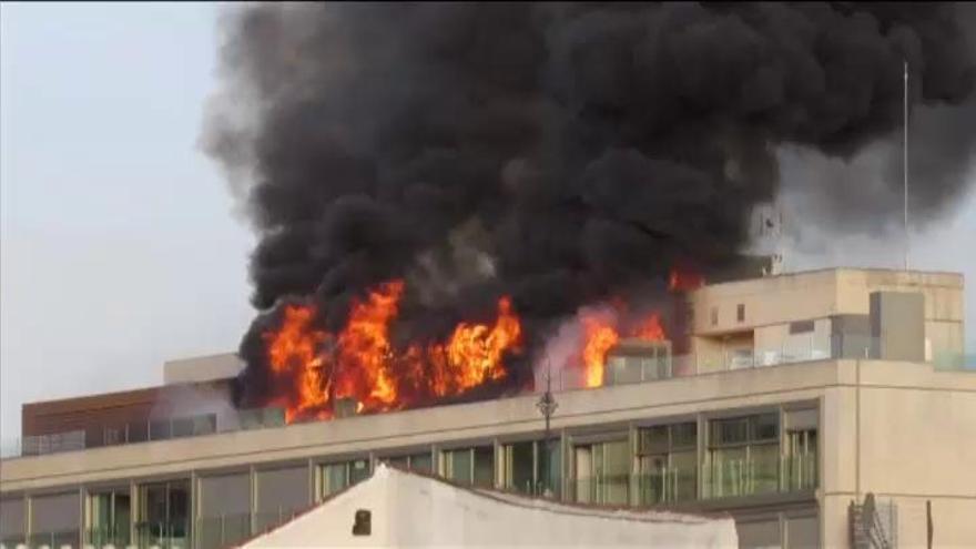 Arde la azotea de un edificio en plena Gran Vía madrileña