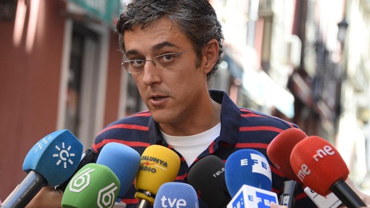 Eduardo Madina atiende a los medios de comunicación, en Madrid.