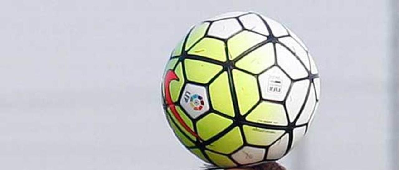 Sanabria celebra su primer gol con el Sporting, en Riazor. Abajo, con un balón.