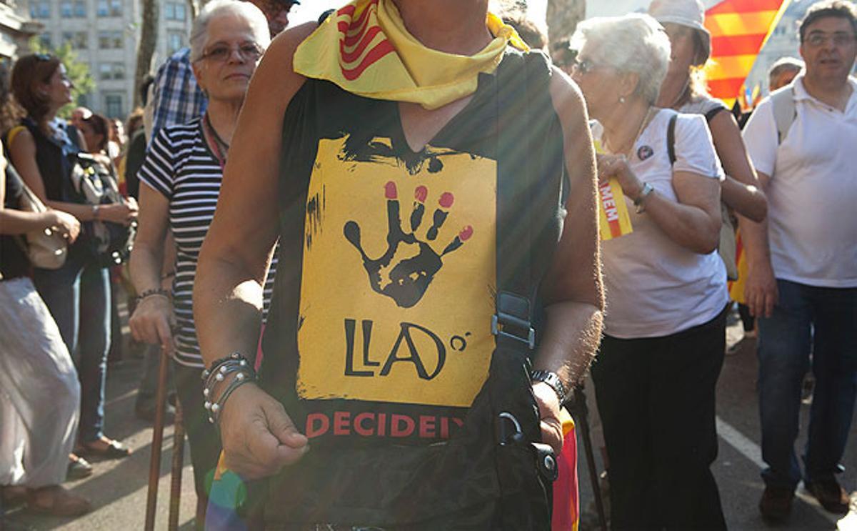 Los manifestantes han acudido a la manifestación con camisetas de todo tipo con mensajes a favor de la independencia