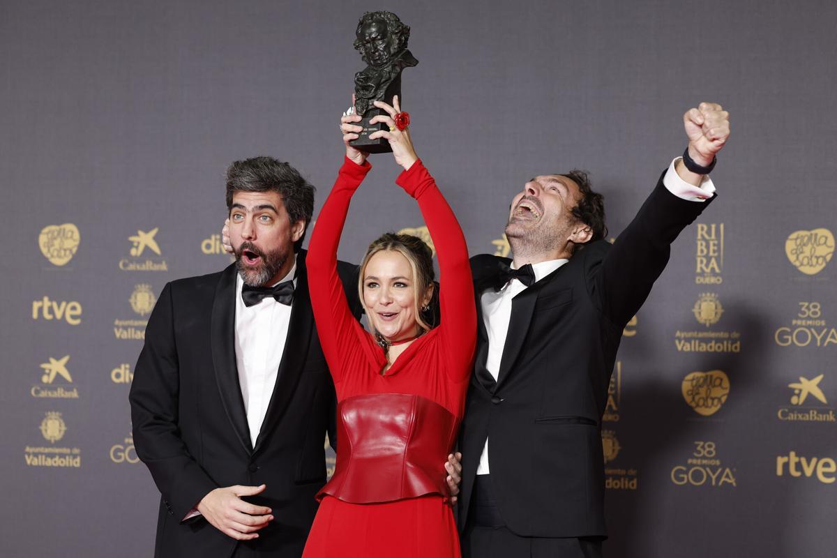 VALLADOLID, 10/02/2024.- La compositora Rigoberta Bandini recibe el premio a la Mejor Canción Original por la película 'Te estoy amando locamente', durante la ceremonia de entrega de la 38 edición de los Premios Goya celebrada este sábado en Valladolid. EFE/Mariscal. CINE. PREMIOS GOYA