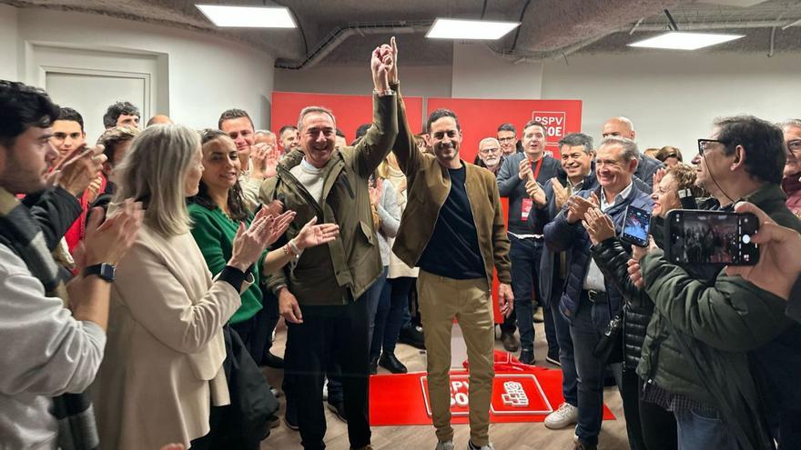 Raga y Bielsa se saludan tras los resultados de las primarias del pasado 2 de marzo, en la sede del PSPV.