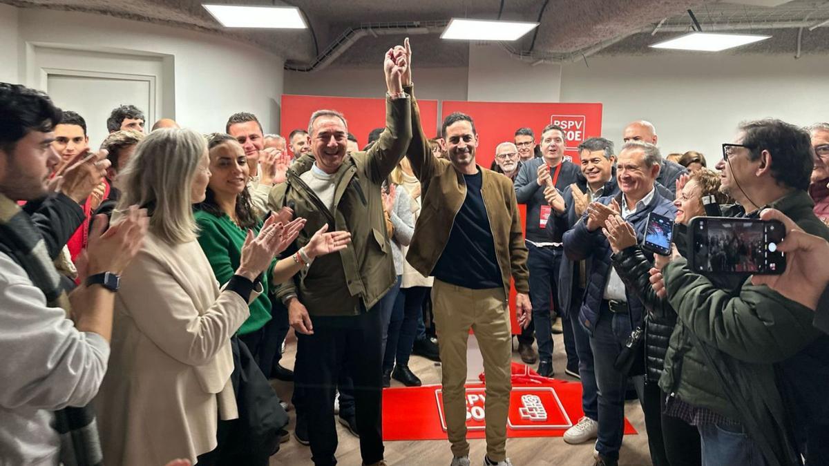 Raga y Bielsa se saludan tras los resultados de las primarias del pasado 2 de marzo, en la sede del PSPV. | LEVANTE-EMV