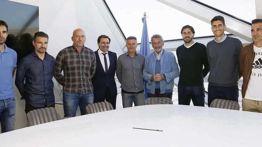 Villagrasa, Felipe Miñambres, Fran Escribá, Carlos Mouriño, David Generelo, David Martínez y Nando Villa, ayer en A Sede, tras la firma del contrato. // RC Celta