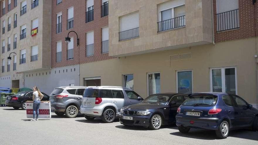 Bajo ocupado por el Centro de Hemodiálisis de Avericum en la calle Sanabria.