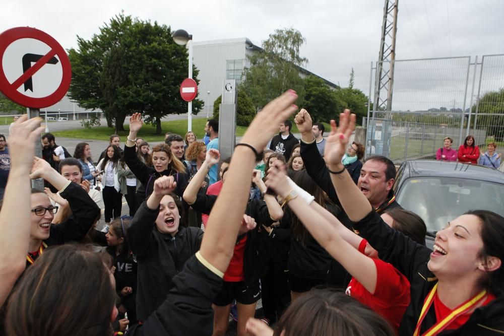 Llegada a Gijón de las jugadoras del Mavi