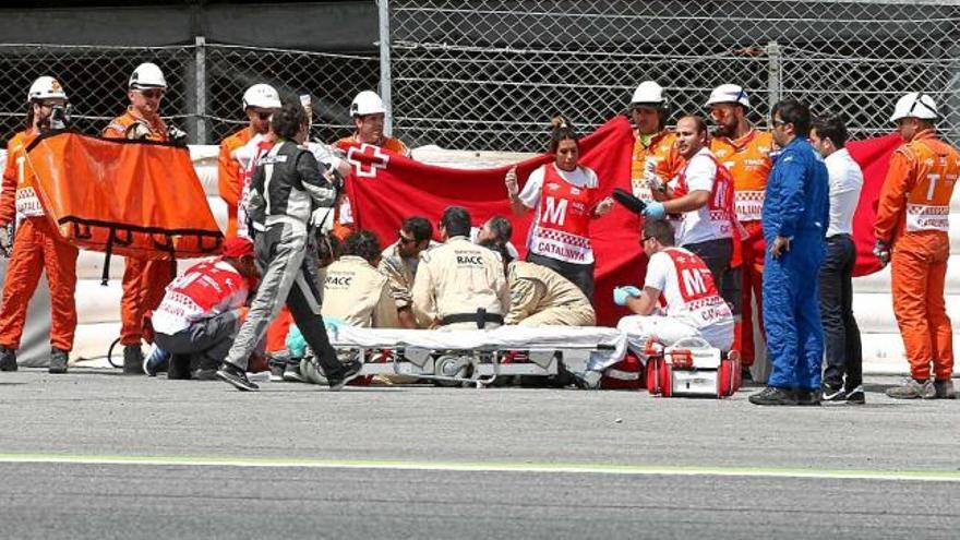 Moment en què el pilot mallorquí és atès per les primeres assistències al circuit vallesà