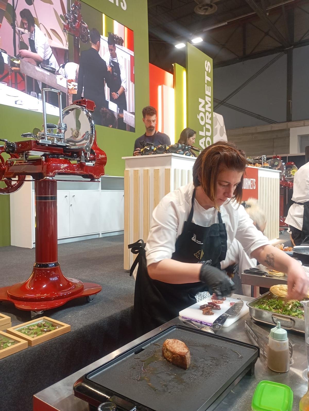 Rocío Maya prepara un plato en una competición.