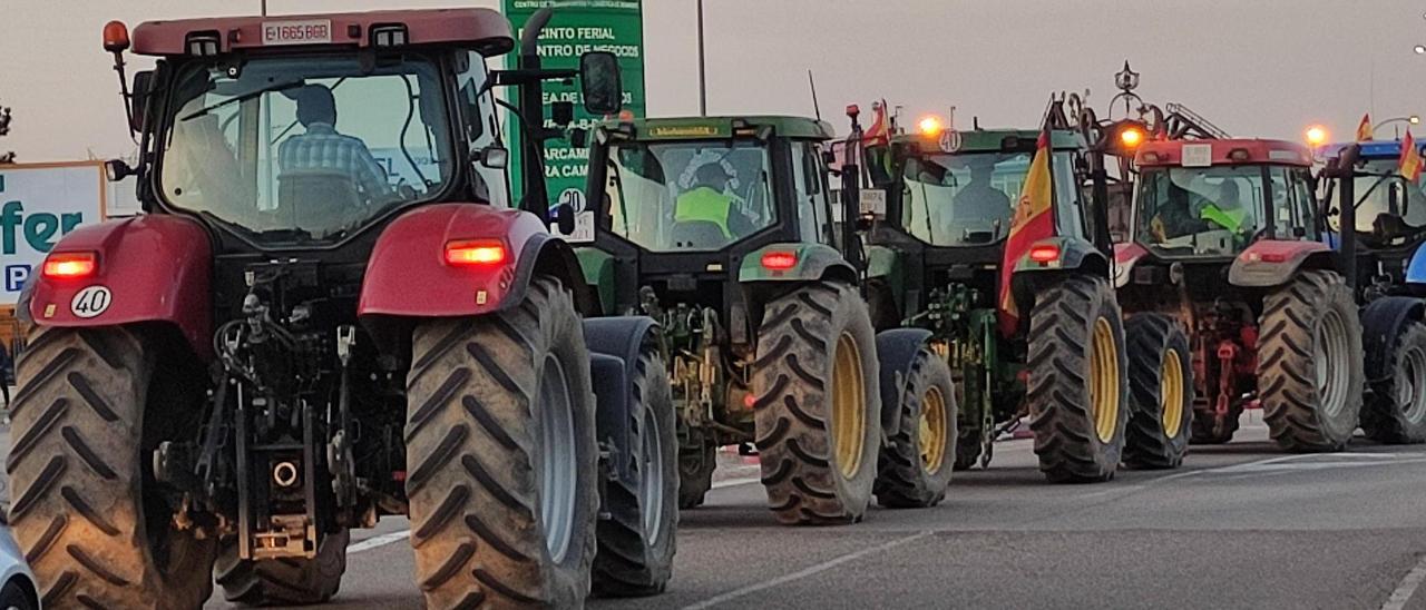 La tractorada llegando al Centro de Transportes de Benavente.