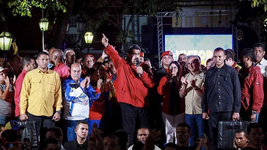 Nicolás Maduro en plena celebración de los resultados en la madrugada de ayer. // Efe