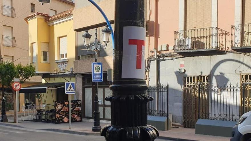 Los misteriosos carteles con una &#039;T&#039; roja en las calles de Archena que indignan a su alcaldesa