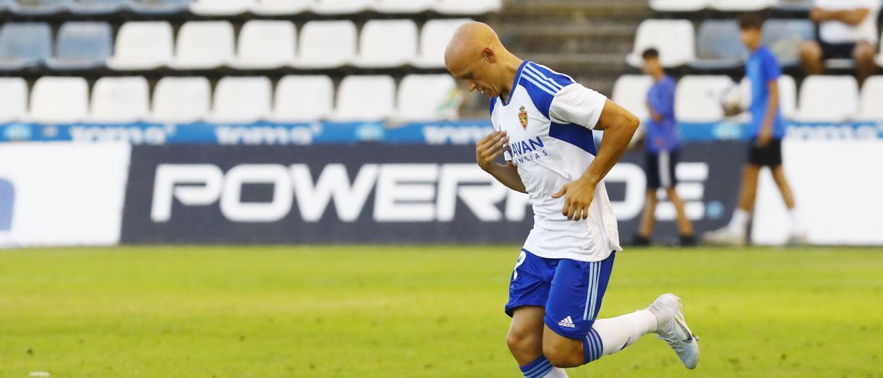 Mollejo salta al césped en el partido amistoso del Real Zaragoza en Lérida.