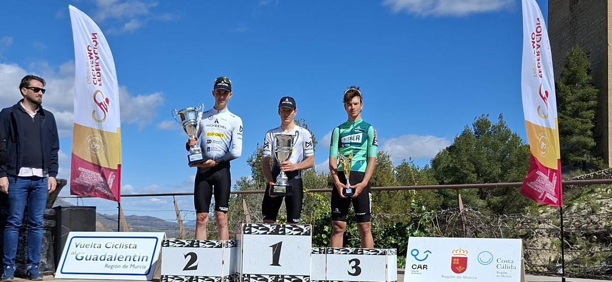 Emilio Llopis, ciclista del Genovés, en el primer puesto del podio de la Vuelta al Guadalentin.